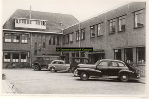 F001125 Binnenplaats met gedeelte van het gebouwencomplex van de Rijksdienst voor de IJsselmeerpolders (van 1940 tot ...