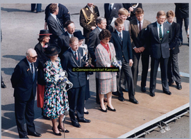 F004960 Bezoek van de Koninklijke familie; bij de aankomst van de Koninklijke familie.