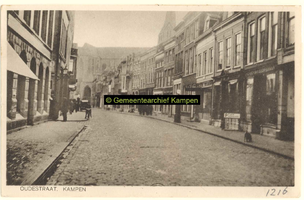 F001216 Oudestraat, gezien richting Bovenkerk, links pand van Smit en Ten Hove - sigarenfabriek, rechts ...