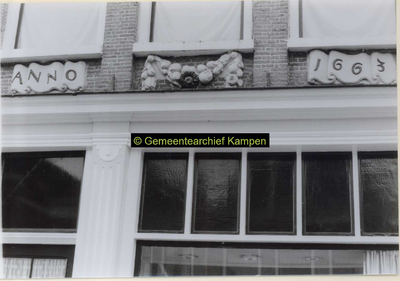 F007165 Detail van de gevel van het Huis met de Dolfijnen, Graafschap 28 in Kampen op de hoek met de Bregittenstraat. ...