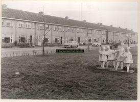 F000805 Beeldengroep bij de W. van Oranje-school in de Gevers van Endegeeststraat.