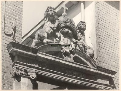 F000841 Detail van het beeldwerk op het poortje van het gebouw van het Linneweversgilde (Groenestraat 160), waarin de ...