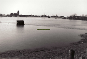 F008022 Hoog water in de IJssel, van Buitenkerk (l.) tot aan de fabriek van Berk.