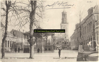 F001151 De Nieuwe Markt met muziektent, links van de muziektent het postkantoor, en rechts de Christelijke school - ...
