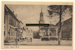 F001148 De Nieuwe Markt met muziektent en Nieuwe Toren. In 1911 is er het Ethnografisch museum gevestigd met een ...