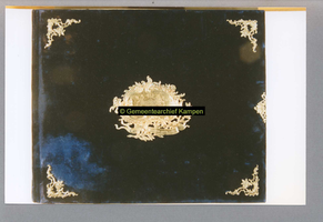 F005433 Voor- en achterkant van de omslag van het Album betreffende de vervaardigingvan sigaren, aangeboden aan ...