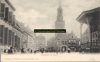 F001161 De Nieuwe Markt, links het postkantoor (het tweede, lage pand met de luiken) de Gasthuisstraat en daar achter ...