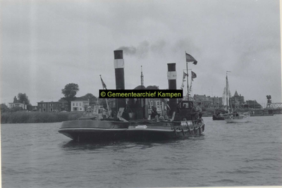 F007115 Botenschouw op de IJssel tijdens de Open Monumentendag op de IJssel, met geheel rechts op de achtergrond de ...