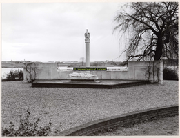 F002054 Verzetsmonument aan de la Sablonierekade, vervaardigd door beeldhouwer Krop, Hildo.Het monument is omgeven door ...