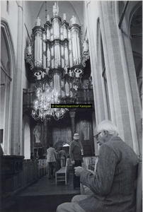 F007172 Op de voorgrond rechts Dr. W.J. Kolff in de Bovenkerk te Kampen. Met op de achtergrond het majestueuze Hinsz orgel.