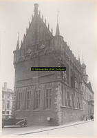 F001322 De zij- en voorgevel van het Oude Raadhuis met de Schepentoren aan de Oudestraatzijde, het Raadhuis zoals het ...