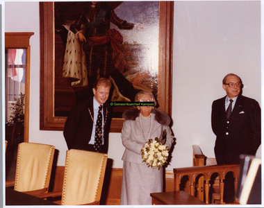 F004911 Werkbezoek van koningin Juliana aan Kampen; van links naar rechts: 1.Burgemeester H.C. Kleemans, 2. koningin ...