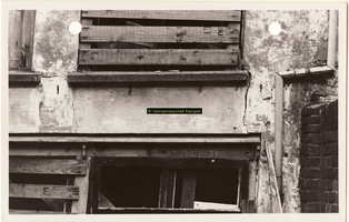 F008300 Gevel foto's van het pand Voorstraat 86. (H. Kroneman. Dzn.) Achterzijde, detail van de muur en kozijnen.