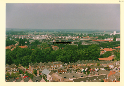F008001 Overzichtsfoto van een gedeelte binnenstad, het Plantsoen (de bomenrij) en de daar achter liggende woonwijken ...