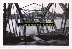 F002630 Opgeblazen IJsselbrug, gezien vanaf deze brug in de richting naar Kampen.