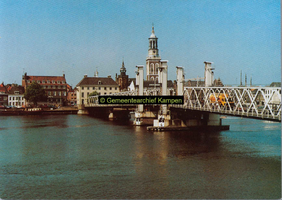 F005677 De IJsselbrug van voor 1999 met Nieuwe Toren en omgeving.