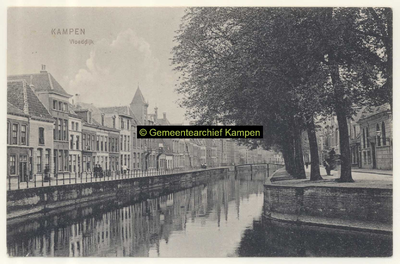 F007092 De Burgel of stadsgracht, met aan de linkerzijde de Vloeddijk en rechts de Burgwal..
