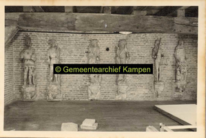 F001368 De zes oude oorspronkelijke zandstenen beelden, afkomstig van de westgevel van het Oude Raadhuis, thans te ...