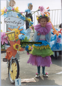 F005003 De lentefee, met haar versierde fiets en bijpassende jurk won zij de eerste prijs tijdens het bezoek van de ...