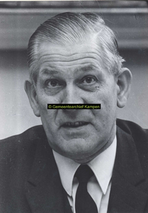 F007009 Portret van Sybren van Tuinen, burgemeester van Kampen van 1 december 1970 tot 1 april 1978.