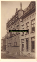 F001351 Het Oude Raadhuis met aan de rechterzijde een gedeelte van het aangrenzende Gemeentehuis (met twee ...