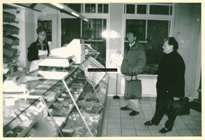 F009210 De winkel van bakkerij Nijland, de hulp en twee klanten.