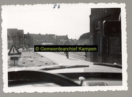 F001189-4 De Noordweg in de richting van de Sint-Nicolaasdijk, net voorbij het boerderijtje (rechts) de kruising ...