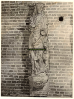 F001372 Oorspronkelijk grijs zandstenen beeld, afkomstig van de gevel van het Oude Raadhuis aan de Oudestraat, ...