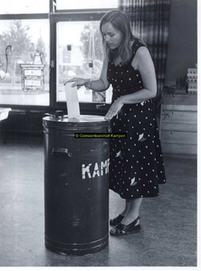 F006848 Raadslid M. Bijlsma-Lankamp brengt haar stem uit bij deGemeenteraadsverkiezingen van 1978.