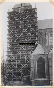 F005899 Restauratie aan de toren van de Bovenkerk, gezien vanaf de Koornmarkt.