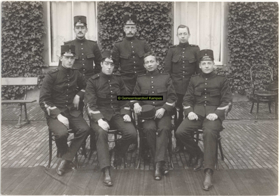 F005237 Wachtmeesters der Cavalerie op de Zandberg te IJsselmuiden. Van links naar rechts: 1. Th.M. Houwert, 2. N.U.L. ...