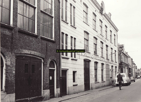 F007949 Voorstraat, 22 en de daarnaast gelegen oude Koningklijke Nederlandsche Sigarenfabriek.