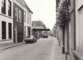 F007956 Voorstraat, met o.a. huisnummer 44 (tweede van links) links/midden de Blauwehandsteeg. Aan het eind het ...