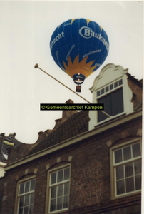 F007358 Vaart van de Bauknecht-ballon met piloot Hans Zoet boven Kampen ter gelegneheid van het water- en ...