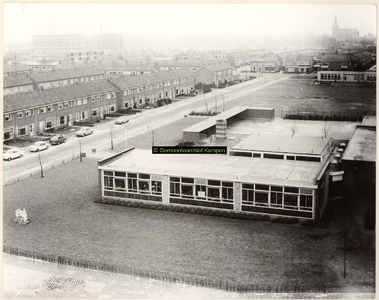 F000803 Willem van Oranjeschool aan de Gevers van Endegeeststr 4.
