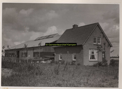 F001016 Moderne boerderij met schuur op Kampereiland.