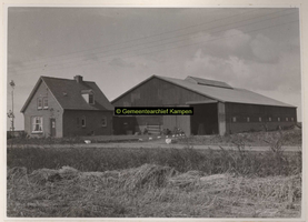 F001017 Moderne boerderij met schuur op het Kampereiland.