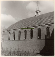 F001023 Exterieur van de Hervormde kerk op het Kampereilandaan de Heultjesweg, uiterst links deel van schoolgebouw.