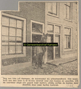 F001035 Krantenfoto van boer die met zijn paard uit de woning stapt, vermoedelijk in de Groenestraat.