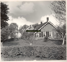 F001037 Voorgevel van een boerderij op het Kampereiland, linksachter de hooiberg.