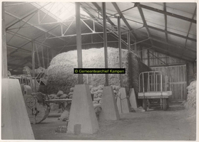 F001040 Interieur van een boerenschuur op het Kampereiland.