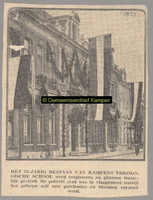 F001823 Theologische Hogeschool, versierd met guirlandes en bloemen aan de Oudestraat bestaat 75 jaar.