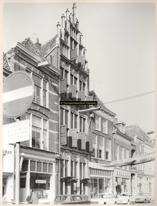 F001740 en is omstreeks 1500 gebouwd. Opvallend zijn de rode luiken voor de smalle ramen in de voorgevel. Op de ...