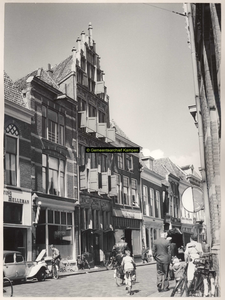 F001738 Voorgevel van het Gotische Huis met de Openbare Leeszaal aan de Oudestraat nr. 158.Het huis is een ...