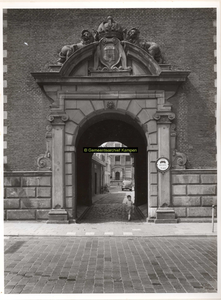F001715 Doorgang onder de Nieuwe Toren naar de Torenstraat, en waar zich aan het eind van de straat de Latijnse school ...