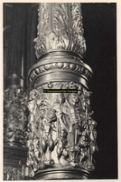 F001603 Detailfoto van de linker zuil van het Schepengestoelte, in de Schepenzaal van het oude Raadhuis.