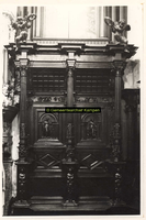 F001601 Schepengestoelte, rechts van de schouw in de Schepenzaal van het oude Raadhuis, daarboven het schilderij het ...
