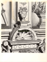 F001588 Detailfoto van een ornament dat onderdeel uitmaakt van de zandstenen schouw in de Schepenzaal van het oude ...