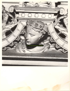 F001586 Detailfoto van een ornament, een vrouwenhoofd met haarversiering, dat onderdeel uitmaakt van de zandstenen ...