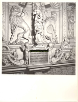 F001585 Middenstuk van de zandstenen schouw in de Schepenzaal van het oude Raadhuis. In het midden Charitas (Liefde) ...
